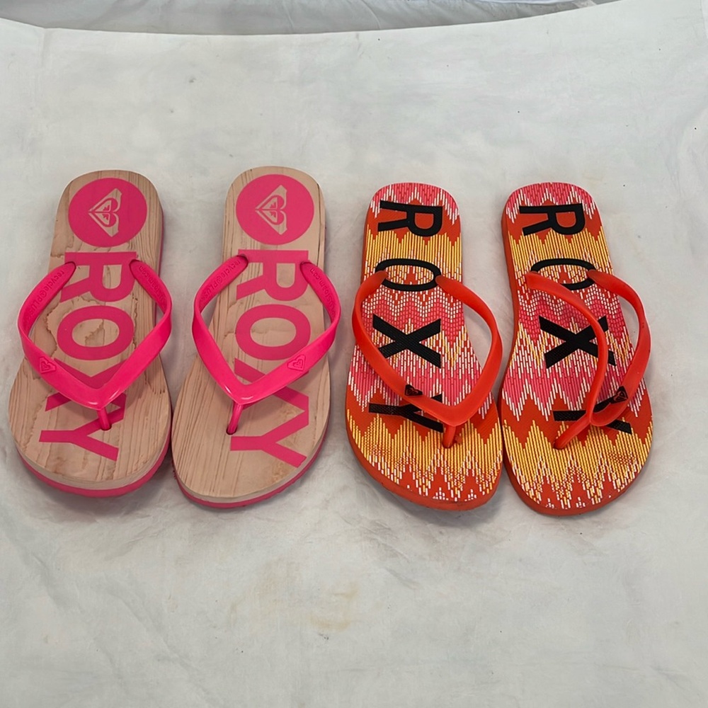 Roxy flip flops set of two